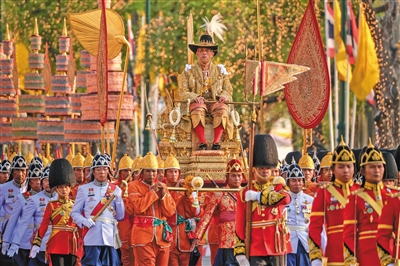 当地时间5月5日，泰国曼谷，哇集拉隆功国王乘坐王轿，和游行队伍环绕大王宫周边地区，接受民众敬贺。