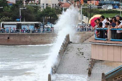 8月10日，受“利奇马”外围影响，青岛海域出现大浪。当地所有景区已全部关闭。图/视觉中国
