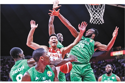 以易敌五 易建联在世界杯“生死战”中倾其所有，得到27分和6个篮板。 本版图片/Osports