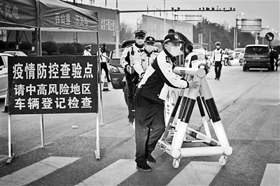 11月26日，江苏徐州，丰县公安局交警大队民警在丰沛高速路口设置临时交通设施 供图/视觉中国