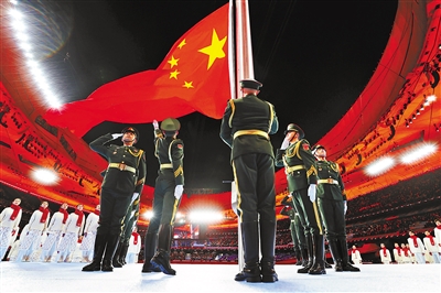 国旗在开幕式上升起供图/新华社