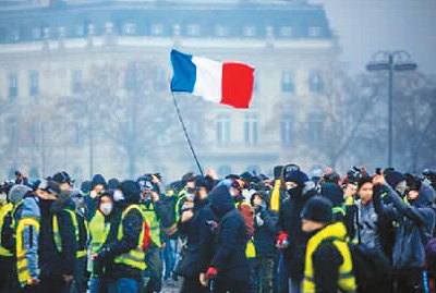 图为2018年12月8日，法国爆发第四轮“黄马甲”抗议活动。图片来源：法新社