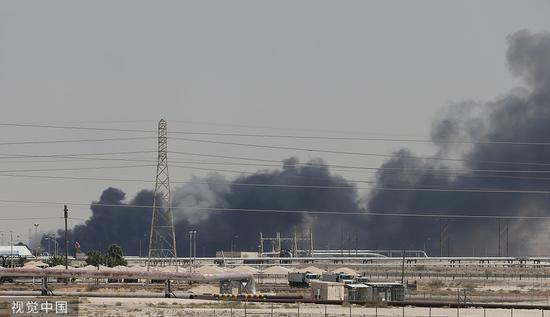 9月14日，沙特阿美的设施遇袭后，现场浓烟滚滚 图自视觉中国