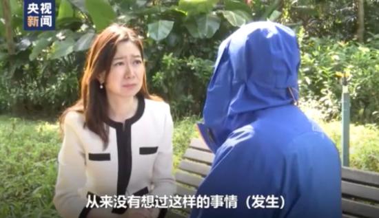 李太太(右)接受央視新聞獨(dú)家專訪