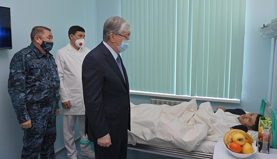 当地时间2022年1月12日，哈萨克斯坦阿拉木图，哈萨克斯坦总统托卡耶夫探望暴乱事件中的伤者。