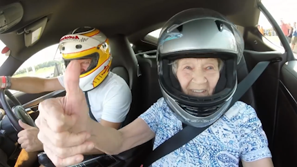 89岁老人赛车庆生,去年高空跳伞丝毫不紧张