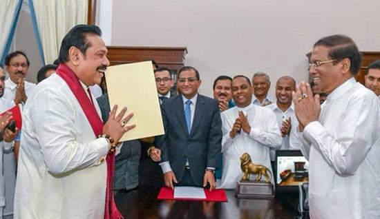 26日，西里塞纳（右）任命拉贾帕克萨为斯里兰卡新总理  图自推特