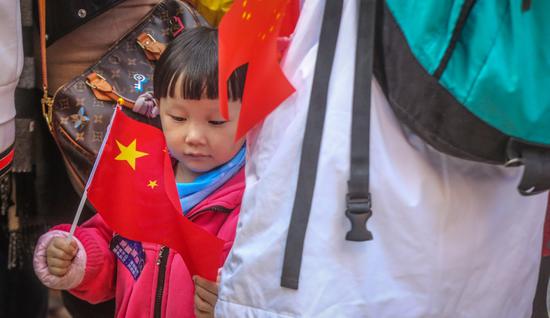 红旗飘反黑暴 香港数千市民集会发出正义之声