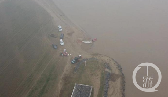 ▲11月17日，打捞嫌疑人孙恒飞的工作还在继续。图片来源/受访者供图