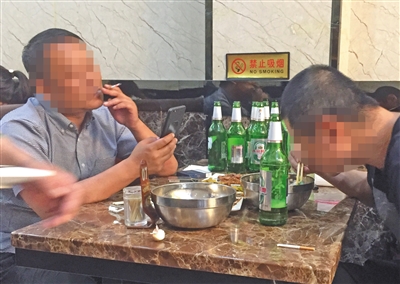 昨晚,朝阳区一餐厅,男子(左)在室内吸烟,现场无人劝阻。 新京报记者 吴宁 摄