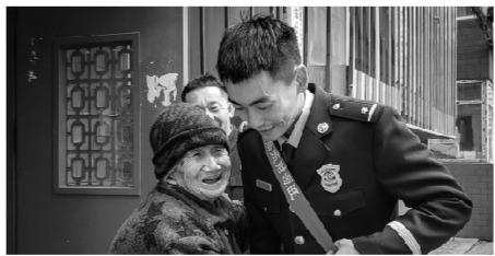 为了感谢三年来的照顾，邵奶奶将写满祝福的红丝带挂在王政霖身上。辽沈晚报记者 吴章杰 摄