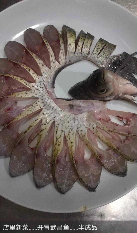 2018年夏天，郝小勇在川菜馆切好的武昌鱼。  采访对象 供图