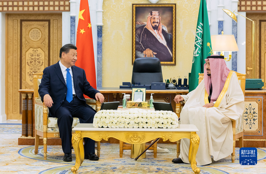 当地时间12月8日下午，国家主席习近平在利雅得王宫会见沙特国王萨勒曼。新华社记者 黄敬文 摄