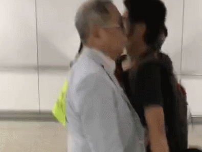 7月26日，在香港机场围堵老年旅客的黑衣暴徒。（视频截图）