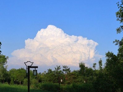 北京天空出现“棉花糖”云