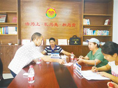 永川区临江镇隆顺村“乡贤评理堂”里，陈久述主持调解邻里纠纷。
　　本报记者 王斌来摄