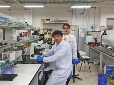 刘遵峰教授（左一）在南开大学药物化学生物学国家重点实验室里正在做实验。受访者供图