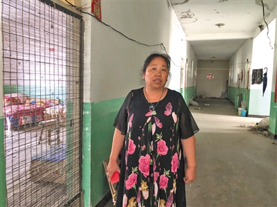 村民侯换芳家的房子被强拆时，她被先锋队员殴打。如今住在一所废弃的学校里。