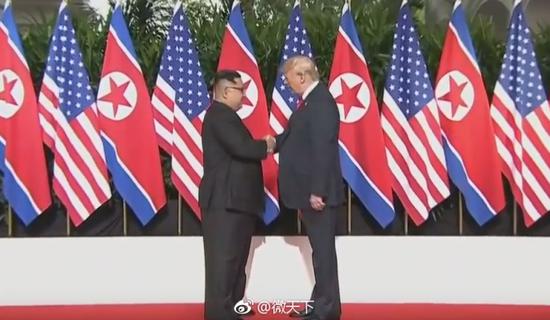 朝美首脑首次会晤 金正恩特朗普历史性握手