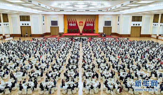 9月30日晚，国务院在北京人民大会堂举行国庆招待会，热烈庆祝中华人民共和国成立六十九周年。 新华社记者 刘彬 摄