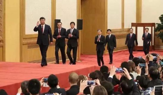2017年10月25日，党的十九届中央政治局常委与中外记者见面