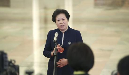 3月8日，十三届全国人大二次会议在北京人民大会堂举行第二次全体会议，中国气象局局长刘雅鸣在“部长通道”接受采访。  新华社 图