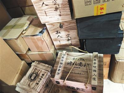 2月15日，仁怀市中枢镇一家白酒包装专卖店内堆放着当地已禁止生产、销售的洞藏酒。
