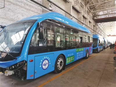 昨日，河南南阳，洛特斯新能源汽车有限公司生产车间内的氢能源货车和客车。新京报记者 雷燕超 摄