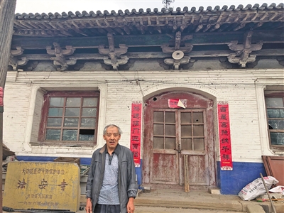村民胡爱民的房子被强拆后，一家八口临时住在村子寺庙里废弃的村委旧址内。