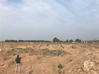2019年7月9日，新京报记者在北郭村看到，村东的大片土地荒芜，建筑垃圾上长着稀疏的杂草。