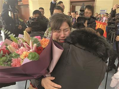 小虹（左）和母亲相拥而泣。