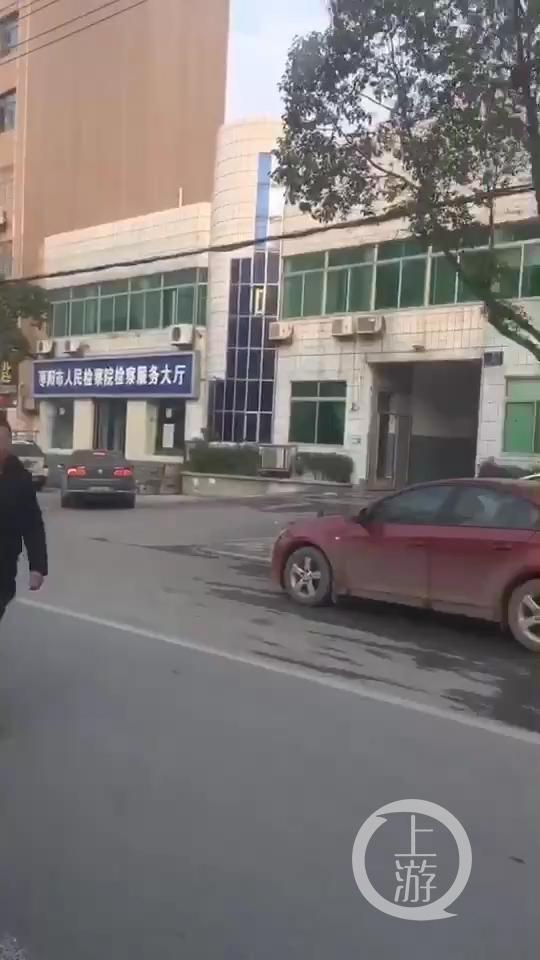▲视频显示，事发地就在枣阳市人民检察院检察服务大厅外