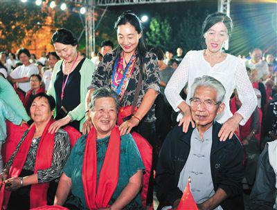 2017年9月，山西运城一社区举办活动，300多名70岁以上的老人参加，图为子女们为老人揉肩、捶背。资料图片/视觉中国
