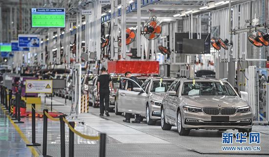 在沈阳华晨宝马大东工厂，工人在生产线上装配汽车（2018年5月23日摄）。 新华社记者 潘昱龙 摄