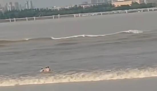 事发时3人从江内往岸边走。来源：视频截图