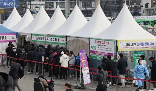 ▲当地时间3月4日，韩国首尔，民众排队进行新冠病毒检测。图/IC photo