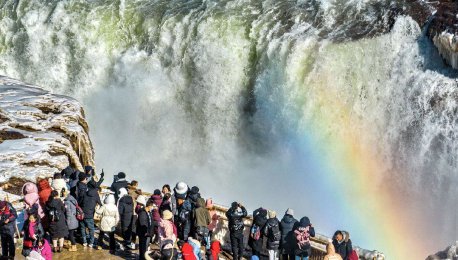 山西临汾：黄河壶口瀑布出现“冰瀑飞虹”景观