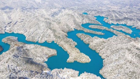 雪后群山银装素裹 碧蓝河流宛若蛟龙蜿蜒舞动