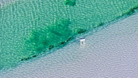 青海海西州：盐层与卤水交织 茶卡盐湖宛如“天空之镜”