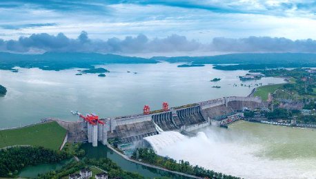 湖北十堰：丹江口大坝泄洪浪涛奔涌