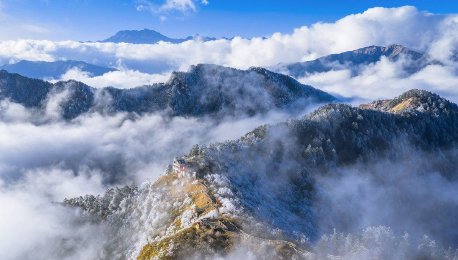 成都：西岭雪山云海翻涌映雾凇