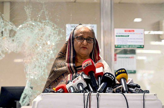  7月25日，孟加拉国，反配额抗议活动发生后，哈西娜在米尔普尔一个被破坏的地铁站向媒体发表讲话视觉中国