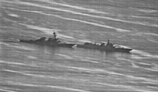 （美国海军发布）2018年9月30日，面对侵入我领海的美舰，“兰州”舰从美舰侧面高速切入其前方