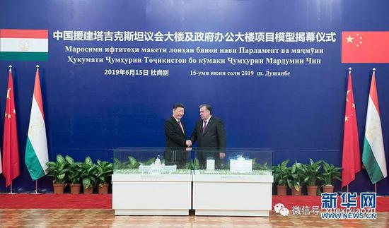 习近平同塔吉克斯坦总统拉赫蒙共同出席中方援塔议会大楼、政府办公大楼项目模型揭幕仪式