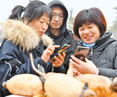 Customers buy specialty agricultural products in front of the Jimo's Rural Revitalization Team booth. Xinhua News Agency reporter Guo Xulei photo report "data-link ="