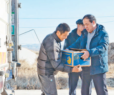 Liu Zhongli (first from right) is transporting the greenhouse vegetables picked by the villagers to the market for sale. Li Xin photo report (China image) "data-link ="