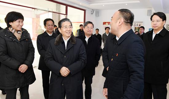 12月3日至4日，中共中央政治局委员、中央政法委书记郭声琨在河南调研。图为郭声琨来到开封市龙亭区大兴街道办事处调研。 摄影 郝帆