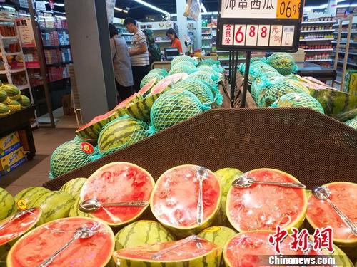 资料图：居民在超市里购物   中新网记者 李金磊 摄