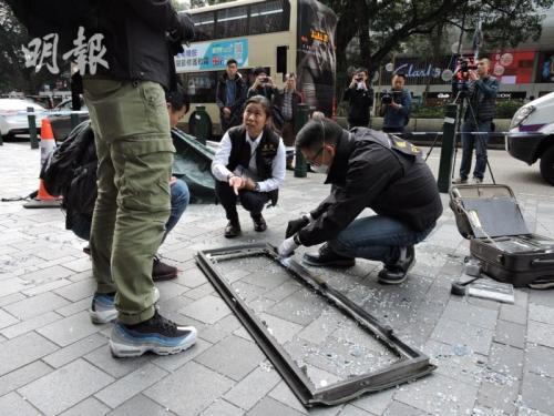 香港警方检走铝窗及窗框检验。图片来源：香港《明报》/林智杰 摄