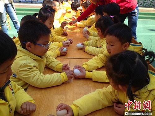 孩子们进行“斗蛋比赛。